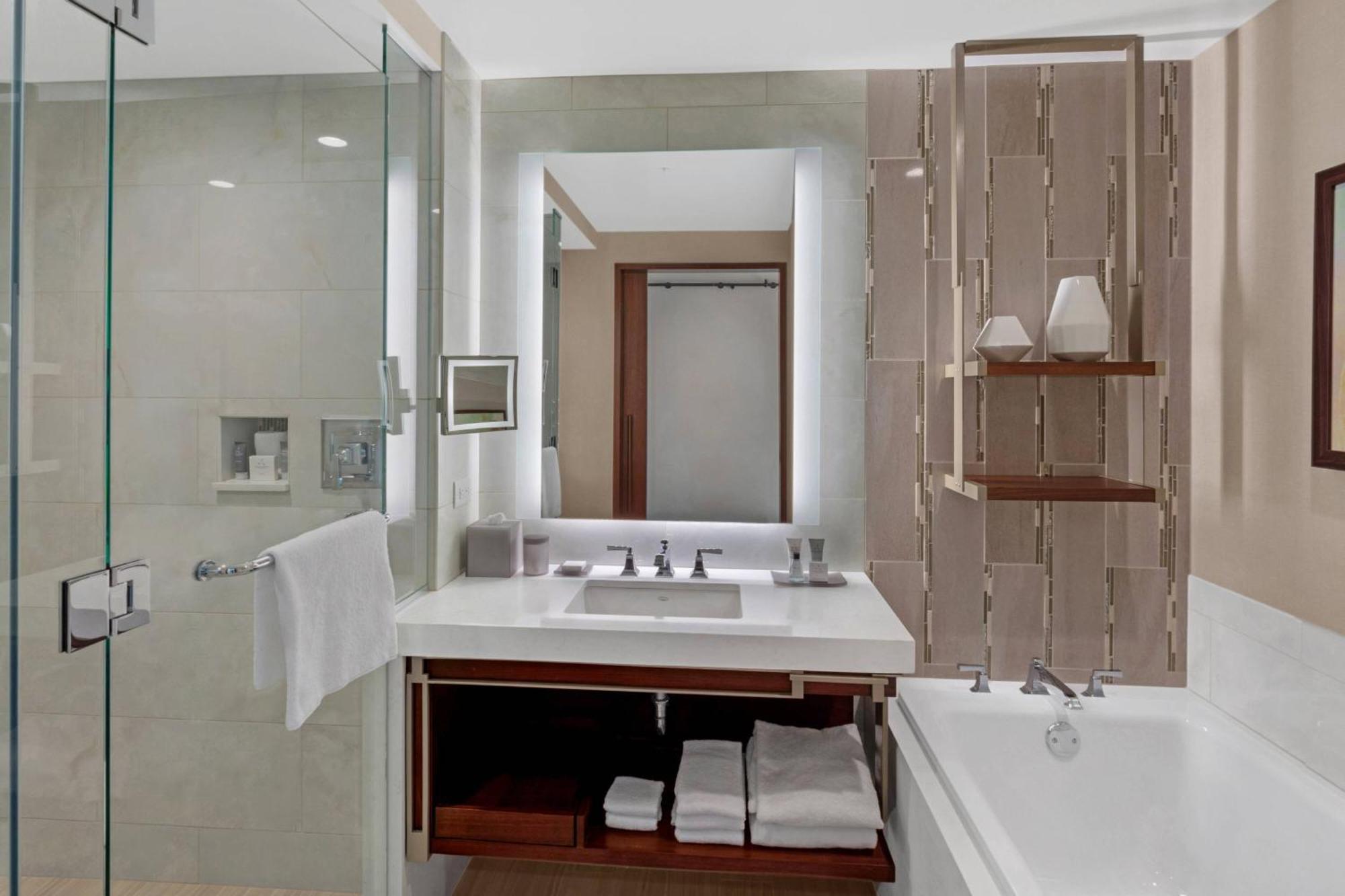 Deluxe Queen Room City View