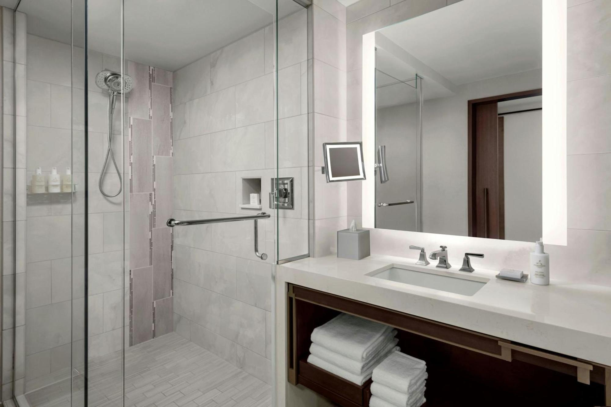Deluxe Queen Room City View
