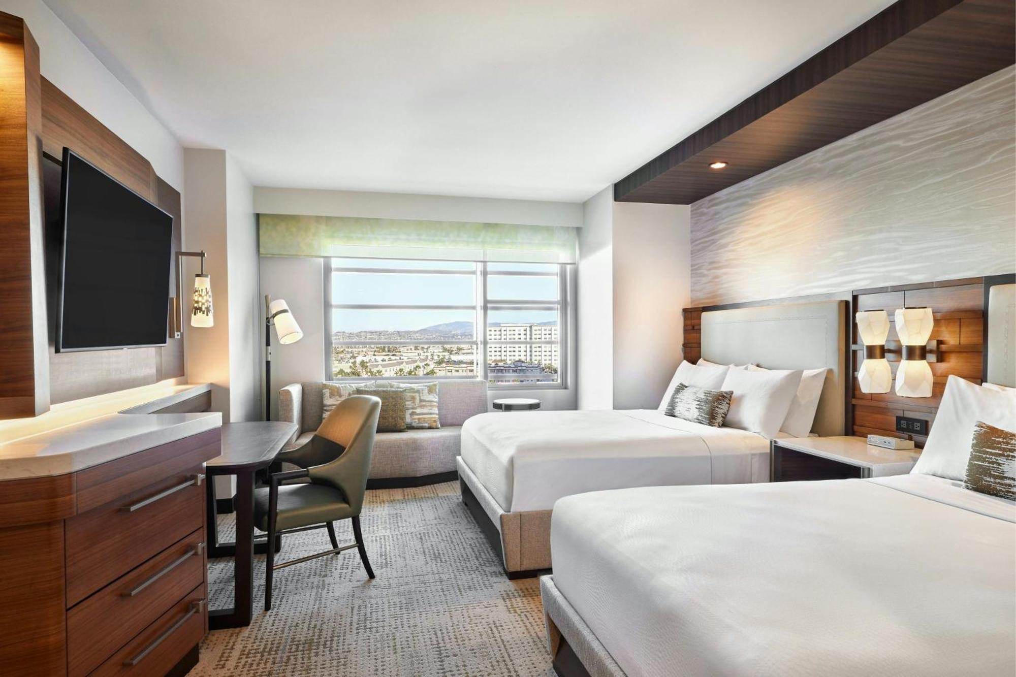 Deluxe Queen Room City View