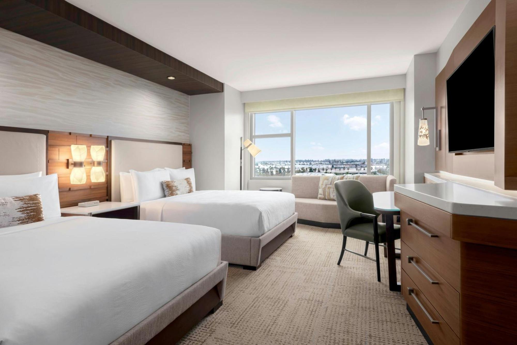 Deluxe Queen Room City View